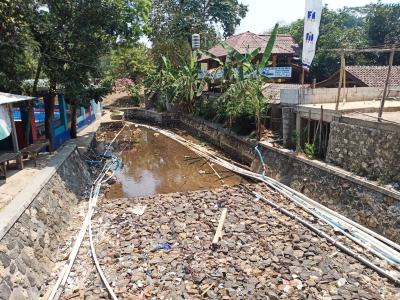 Pembuatan aliran air Desa Bojong Kelapa Nunggal