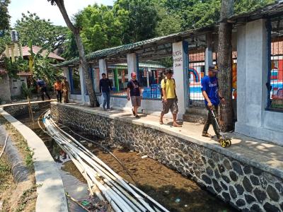 Pembuatan aliran air Desa Bojong Kelapa Nunggal