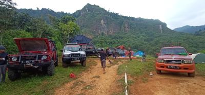 Pengibaran bendera di atas gunung memperingati HUT RI ke 76