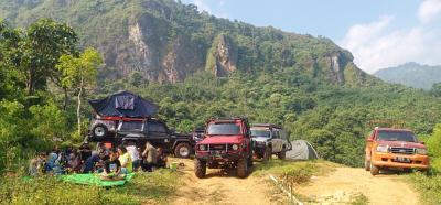 Pengibaran bendera di atas gunung memperingati HUT RI ke 76