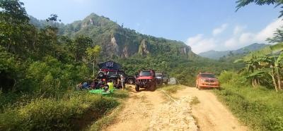 Pengibaran bendera di atas gunung memperingati HUT RI ke 76