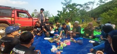 Pengibaran bendera di atas gunung memperingati HUT RI ke 76