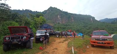 Pengibaran bendera di atas gunung memperingati HUT RI ke 76