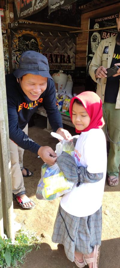 Berbagi sembako dan buka bersama di desa terpencil di babakan madang cisadon