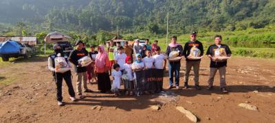 Berbagi sembako dan buka bersama di desa terpencil di babakan madang cisadon