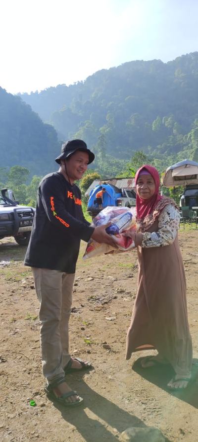 Berbagi sembako dan buka bersama di desa terpencil di babakan madang cisadon